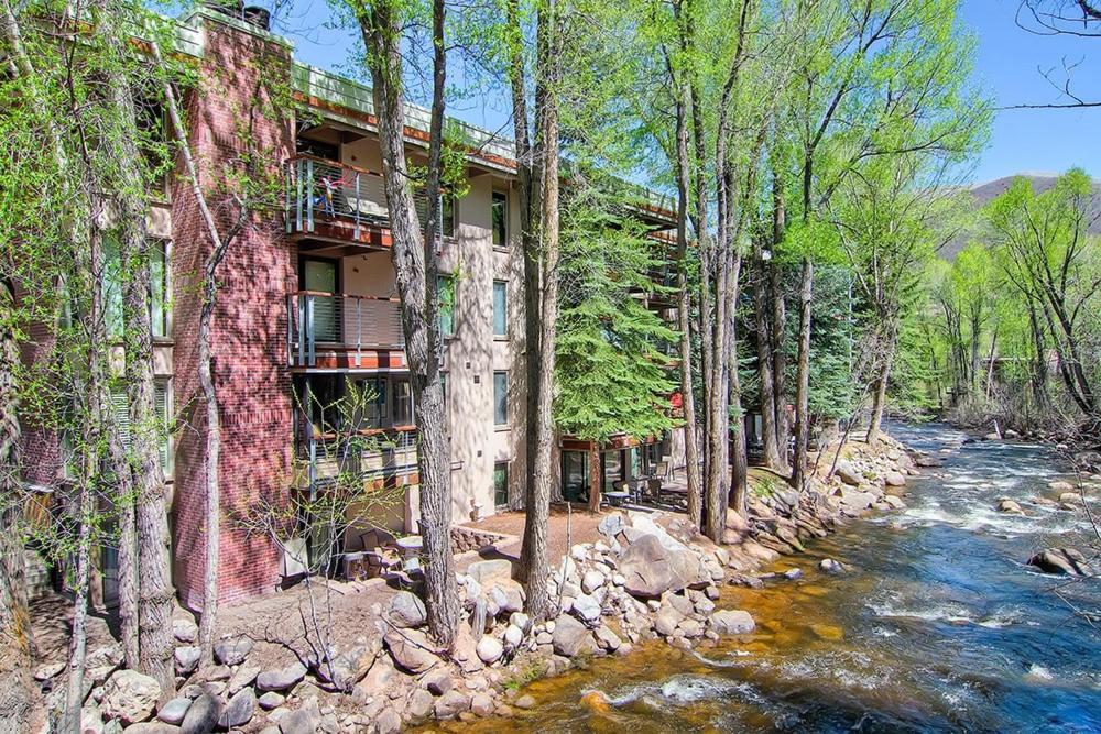 Chateau Eau Claire Unit 22, Condo Overlooking The Roaring Fork River With A Private Deck Aspen Exterior photo